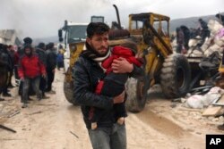 Un hombre carga el cuerpo de un niño que falleció a causa del sismo en la localidad de Besnia, en la provincia de Idlib, Siria. (AP Foto/Ghaith Alsayed)