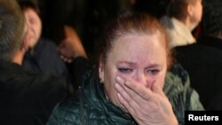 Una mujer en Tara, Omsk, llora mientras el gobierno ruso envía a más jóvenes a la guerra en Ucrania, el 26 de septiembre de 2022. (Reuters/Alexey Malgavko).