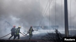 Bomberos luchando contra las llamas en Matanzas, el 9 de agosto de 2022. (Reuters/Alexandre Meneghini).