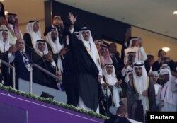 El Emir de Qatar, Sheikh Tamim bin Hamad Al Thani, saluda antes del partido entre Qatar y Ecuador en la noche inaugural de la Copa Mundial de la FIFA.  (REUTERS/Matthew Childs)