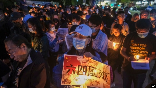 En Los Angeles, una manifestación para recordar a las víctimas de la matanza en la plaza de Tiananmén, el 4 de junio de 2022. (AP Photo/Ringo H.W. Chiu).