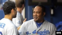 El jugador de Dodgers Juan Uribe (d) es felicitado por su compañero Andre Ethier (i)