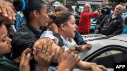 Una miembro de las Damas de Blanco es arrestada en una calle de La Habana por manifestarse pacíficamente. (Archivo)