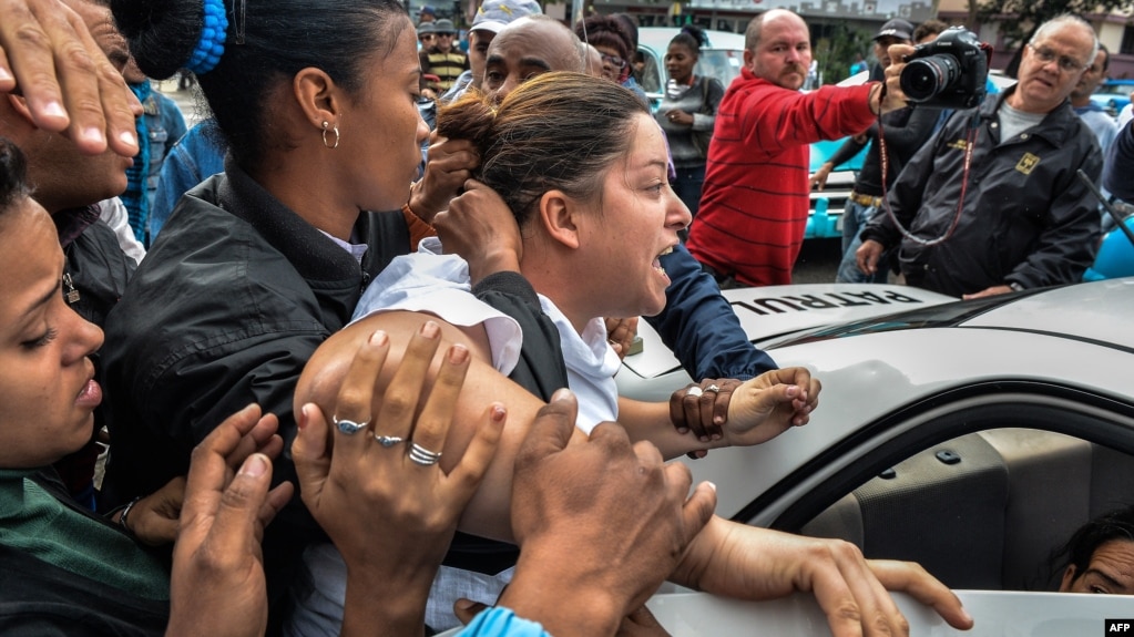 Una miembro de las Damas de Blanco es arrestada en una calle de La Habana por manifestarse pacíficamente. (Archivo)