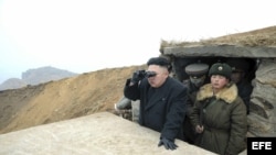 Fotografía distribuida por la agencia Yonhap que muestra al líder norcoreano, Kim Jong-un, observando con unos prismáticos durante su visita a una unidad militar situada en una isla muy próxima a Corea del Sur, ayer, jueves 7 de marzo de 2013. El joven lí