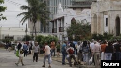 Las personas esperan para entrar a la Sección de Intereses de EEUU en La Habana.