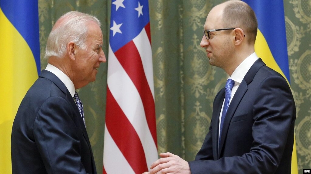 El primer ministro ucraniano, Arseni Yatseniuk (d), estrecha la mano del vicepresidente de EE UU, Joe Biden, durante una conferencia de prensa en Kiev (Ucrania). 