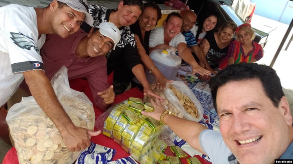 El Apóstol Bernardo de Quesada Salomón, junto a feligreses del ministerio Fuego Y Dinámica, preparan paquetes de alimentos para ayudar a necesitados.