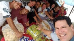 El Apóstol Bernardo de Quesada Salomón, junto a feligreses del ministerio Fuego Y Dinámica, preparan paquetes de alimentos para ayudar a necesitados. 