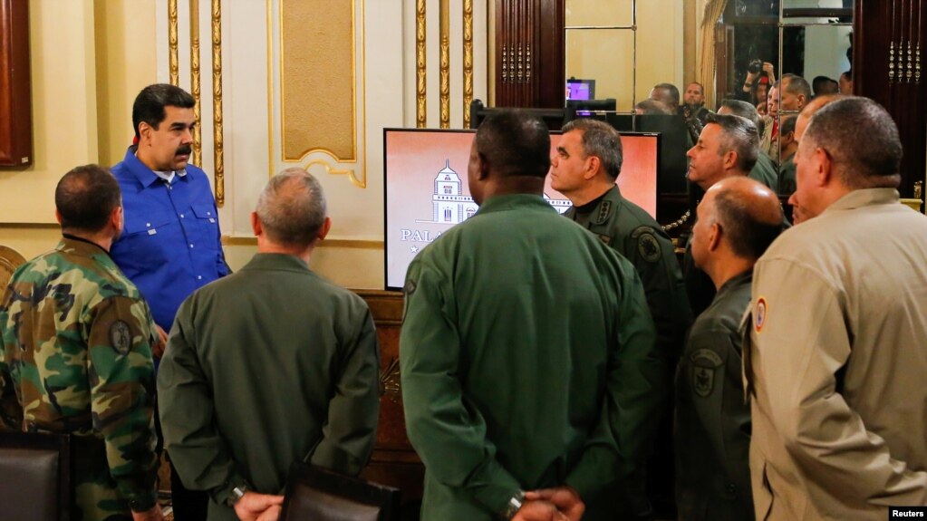Maduro reunido con el alto mando militar en Miraflores el 30 de abril.