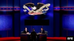 A.J. Mercincavage (i), representando al candidato republicano Mitt Romney, se sienta junto a Andrew Lippi (c), en el rol de moderador, y a Eric Gooden (d), representando al candidato demócrata Barack Obama, participaron el domingo 21 de octubre de 2012, e