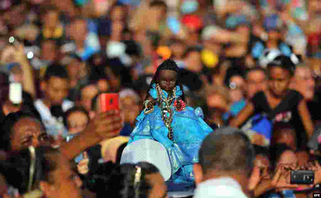 Cientos de personas participan en la procesión con la Virgen de Regla, en Cuba.