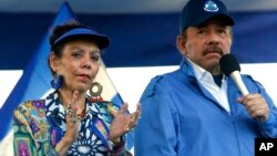 El presidente de Nicaragua, Daniel Ortega, y su esposa, la vicepresidenta Rosario Murillo, encabezan una manifestación en Managua. (AP/Alfredo Zuniga, Archivo)