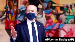 El secretario de Seguridad Nacional, Alejandro Mayorkas, habla con los medios de comunicación fuera del Centro Cultural Little Haiti, el martes 25 de mayo de 2021, en Miami.