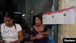Los perfiles de tres candidatos a diputados se exhiben en un establecimiento en La Habana.
(REUTERS/Alexandre Meneghini).