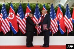 El apretón de manos entre Kim Jong Un y Donald Trump.