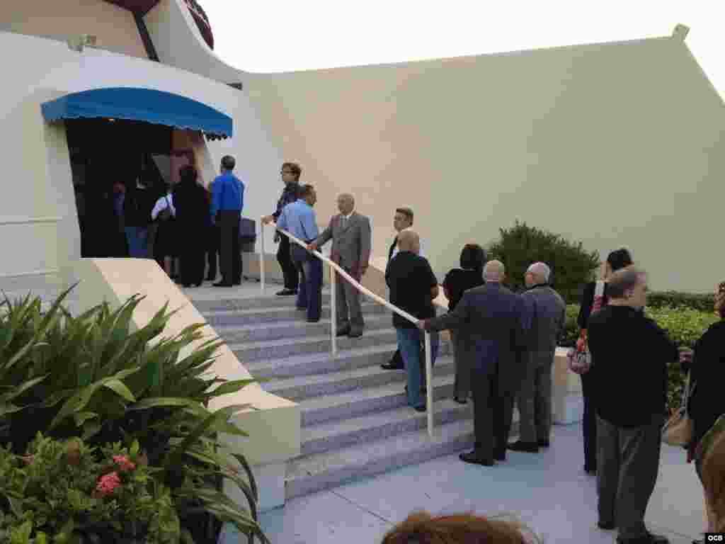 Fieles y amigos se dan cita en la Ermita de la Caridad para dar el último adiós al Padre Román Foto/ Álvaro Alba