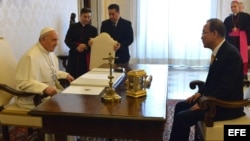 El papa Francisco (i) y el secretario general de Naciones Unidas, Ban Ki-moon, conversan durante una audiencia celebrada la biblioteca privada del pontífice, en el Vaticano.