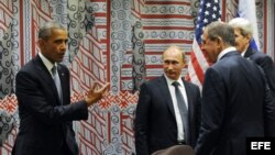 El presidente ruso, Vladímir Putin (3-d), su homólogo estadounidense, Barack Obama; el ministro de Asuntos Exteriores ruso, Sergéi Lavrov (2-d), y el secretario de Estado estadounidense, John Kerry, conversan tras las negociaciones entre Rusia y EEUU cel
