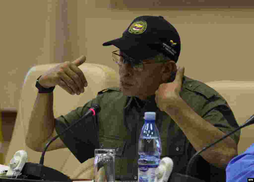  El integrante de las Fuerzas Revolucionarias de Colombia (FARC) Ricardo Téllez habla hoy, jueves 6 de septiembre de 2012, durante una conferencia de prensa en La Habana (Cuba). 