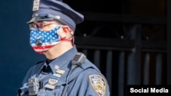 Policía usa tapaboca con la bandera de Estados Unidos