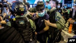 Policía antidisturbios detiene a manifestante en Hong Kong el pasado mes de julio (Isaac Lawrence / AFP).