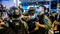 Policía antidisturbio detiene a manifestante en Hong-Kong el pasado mes de julio (Isaac Lawrence / AFP).