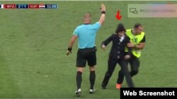 Un agente de seguridad detiene a una de las personas que invadió la cancha en la final del mundial de fútbol.