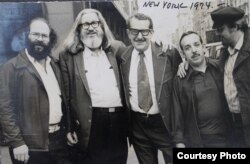 En esta foto de 1974 frente a la sede de la revista Mad en Nueva York aparecen, de izquierda a derecha, el subdirector artístico Len Brenner, el editor William M. Gaines, Prohías, el dibujante Angelo Torres y el escritor Nick Meglin (Cortesía/Familia Prohías).