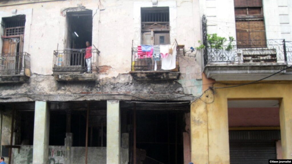 Edificio en peligro de derrumbe (Foto de Mario Hechavarría)