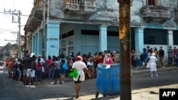 Cubanos hacen fila para comprar comida en una tienda estatal, en La Habana. (YAMIL LAGE / AFP)