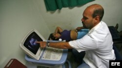 Venezuela - Un médico cubano atiende a una paciente en el Centro Integral de Diagnóstico del programa sanitario "Barrio Adentro".