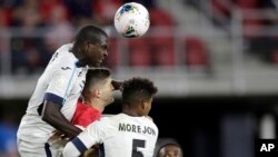 Dario Ramos, izq. Daniel Morejon (5) y Karel Espino (14) se defienden del ataque del estadounidense Christian Pulisic. AP Photo/Julio Cortez