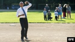 El presidente Barack Obama, durante un juego de la pequeña liga en Friendship Park en Washington DC. Archivo.