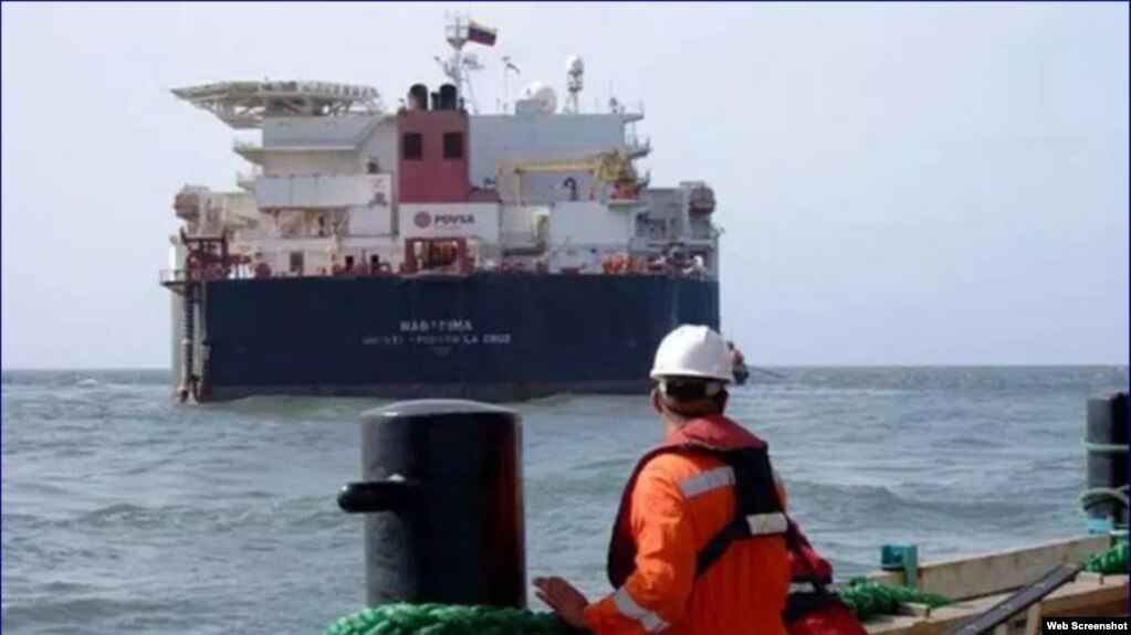 Un tanquero sale de José, principal puerto petrolero de Venezuela. (Archivo)