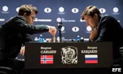 (i-e) Magnus Carlsen y Serguéi Kariakin.