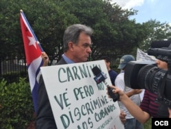 Ramón Saúl Sánchez, del Movimiento Democracia, encabezó la protesta frente a las oficinas de Carnival en Miami.