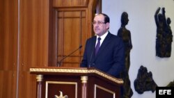 Fotografía facilitada por la oficina del primer ministro iraquí que muestra al primer ministro de Irak, Nuri al Maliki, compareciendo ante la prensa en su oficina en Bagdad, Irak
