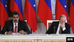 El presidente ruso, Vladimir Putin (d), escucha a su homólogo venezolano, Nicolás Maduro, durante una ceremonia de firma de acuerdos en el Krémlin en Moscú, Rusia.