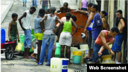 Abastecen de agua con pipas en Cuba.