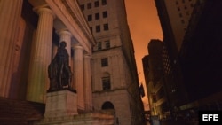 Vista de la estatua de George Washington en Wall Street después de que el huracán "Sandy" dejase a parte de Manhattan sin electricidad.