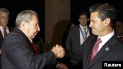 El presidente de México junto a Raúl Castro en una reunión privada en la cumbre del CELAC.