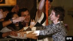 Carolina Tohá, exportavoz de la presidenta Michelle Bachelet, del socialdemócrata Partido por la Democracia (PPD), celebra con sus seguidores la obtención de la alcaldía de Santiago centro en las elecciones municipales del domingo 28 de octubre de 2012.