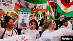 La comunidad iraní en Londres protesta contra los atropellos a los derechos de la mujer perpetrados por el régimen iraní, el 19 de noviembre de 2022. (REUTERS/Yann Tessier).
