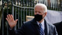 El presidente Joe Biden saluda a sus seguidores a la salida de un servicio religioso en la Iglesia de la Santa Trinidad, en Georgetown. (AP/Patrick Semansky)