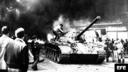 Jóvenes checos se suben a un tanque de guerra soviético en una calle incendiada. El pueblo checoslovaco potestó en masa contra la invasión de su país, produciéndose huelgas y anifestaciones obreras, ciudadanas y estudiantiles en la denominada "Primavera de Praga".