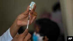 Una enfermera prepara una dosis de la vacuna cubana Abdala contra el COVID-19, en La Habana, el 23 de junio de 2021. (AP/Ramon Espinosa).