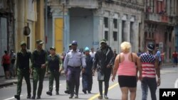 Agentes del orden en las calles de La Habana.