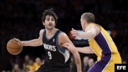 El jugador de los Timberwolves Ricky Rubio (izda) lucha por el balón con Steve Blake (dcha) de los Lakers durante el partido de la NBA que les enfrentó en Los Ángeles el 28 de febrero.