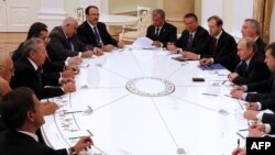 Vladimir Putin (5 der.) y Raúl Castro (4 izq.) en una reunión en el Kremlin en Moscú el 7 de mayo de 2015. 
